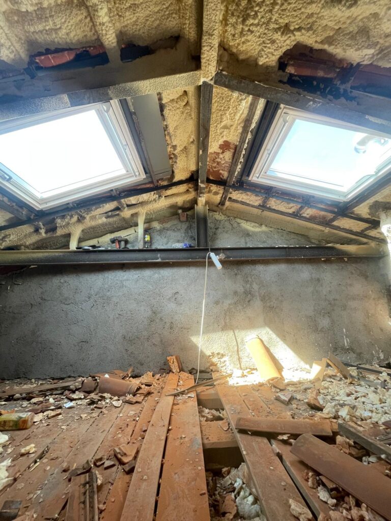 Cubierta en obra con ventanas de tejado y estructura de madera