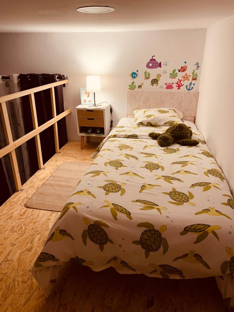 Dormitorio infantil reformado con suelo de madera