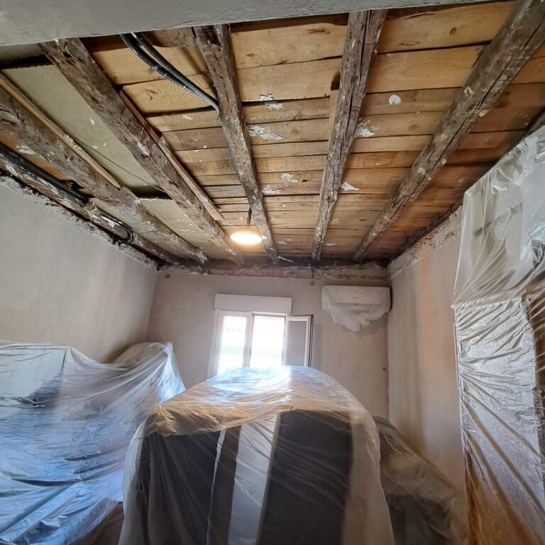 Techo de madera deteriorado antes de la rehabilitación