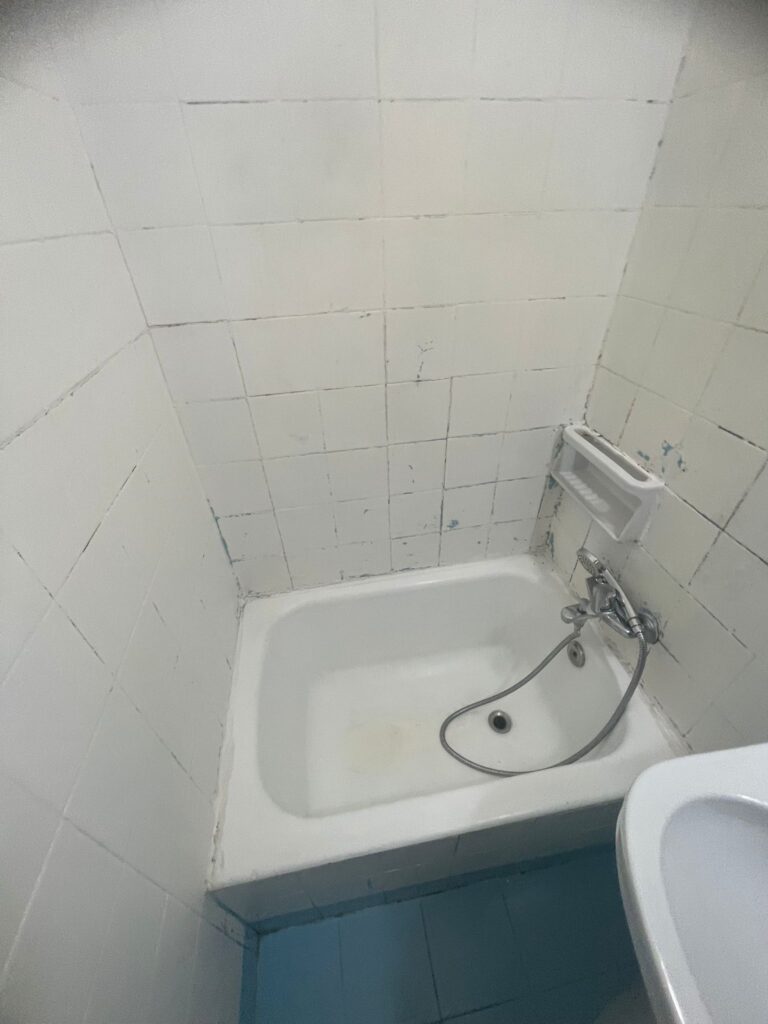 Bañera antigua antes de la reforma del baño