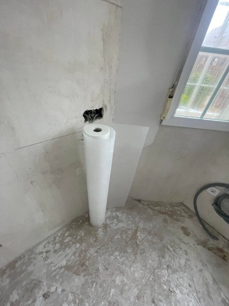 Baño en obra con instalación de fontanería nueva