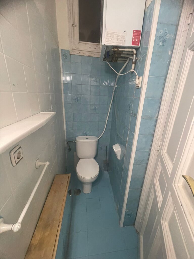 Baño antiguo con azulejo azul antes de la reforma
