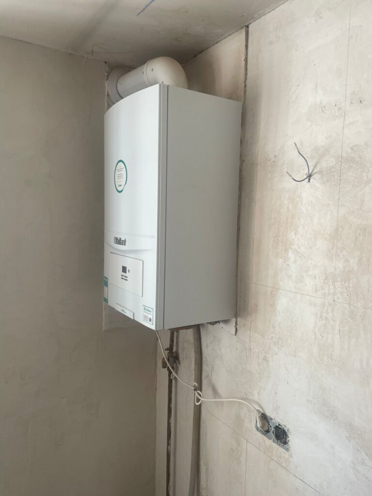 Caldera de gas nueva instalada en la pared de la cocina